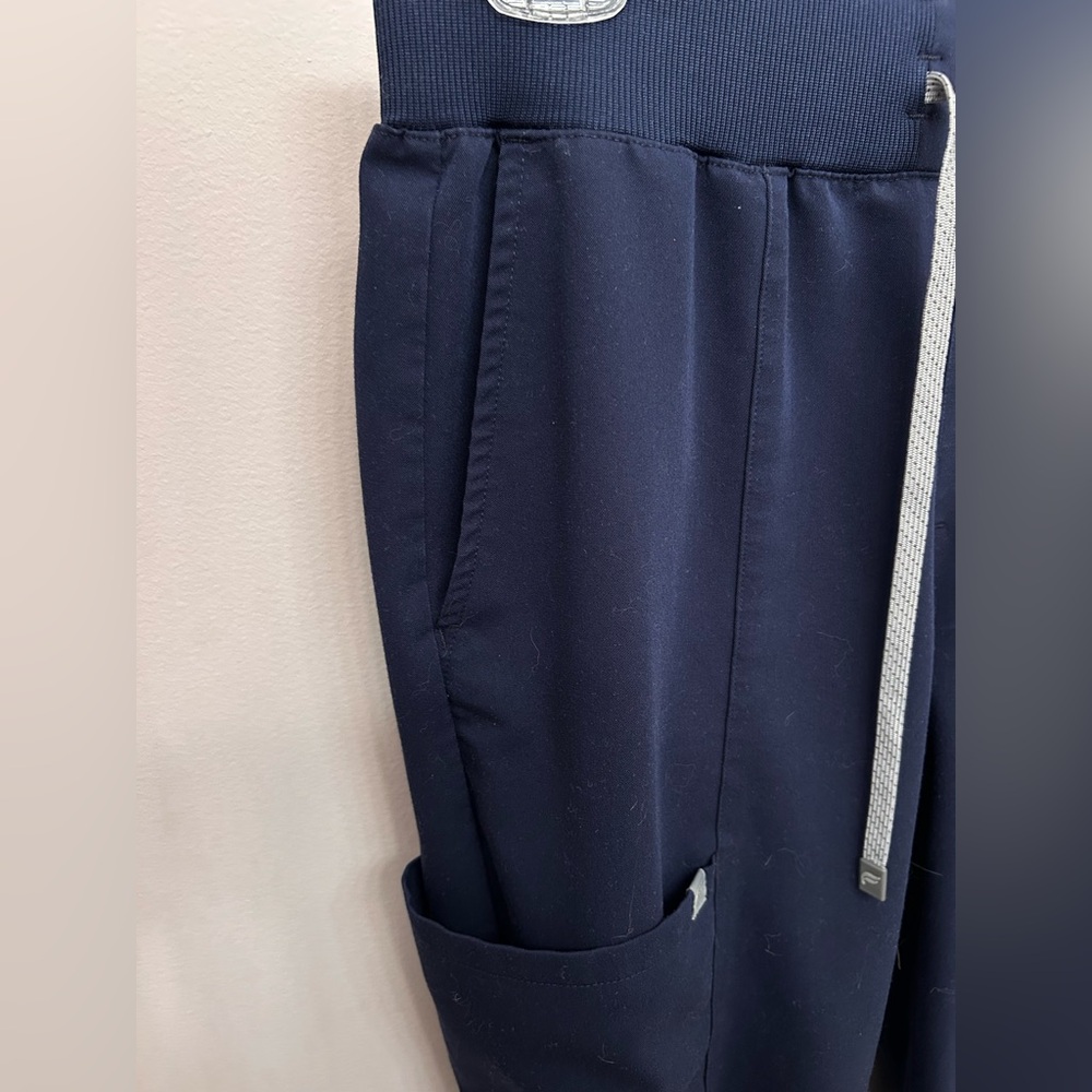 Fabletics Navy Scrub Set - Picture 5 of 12